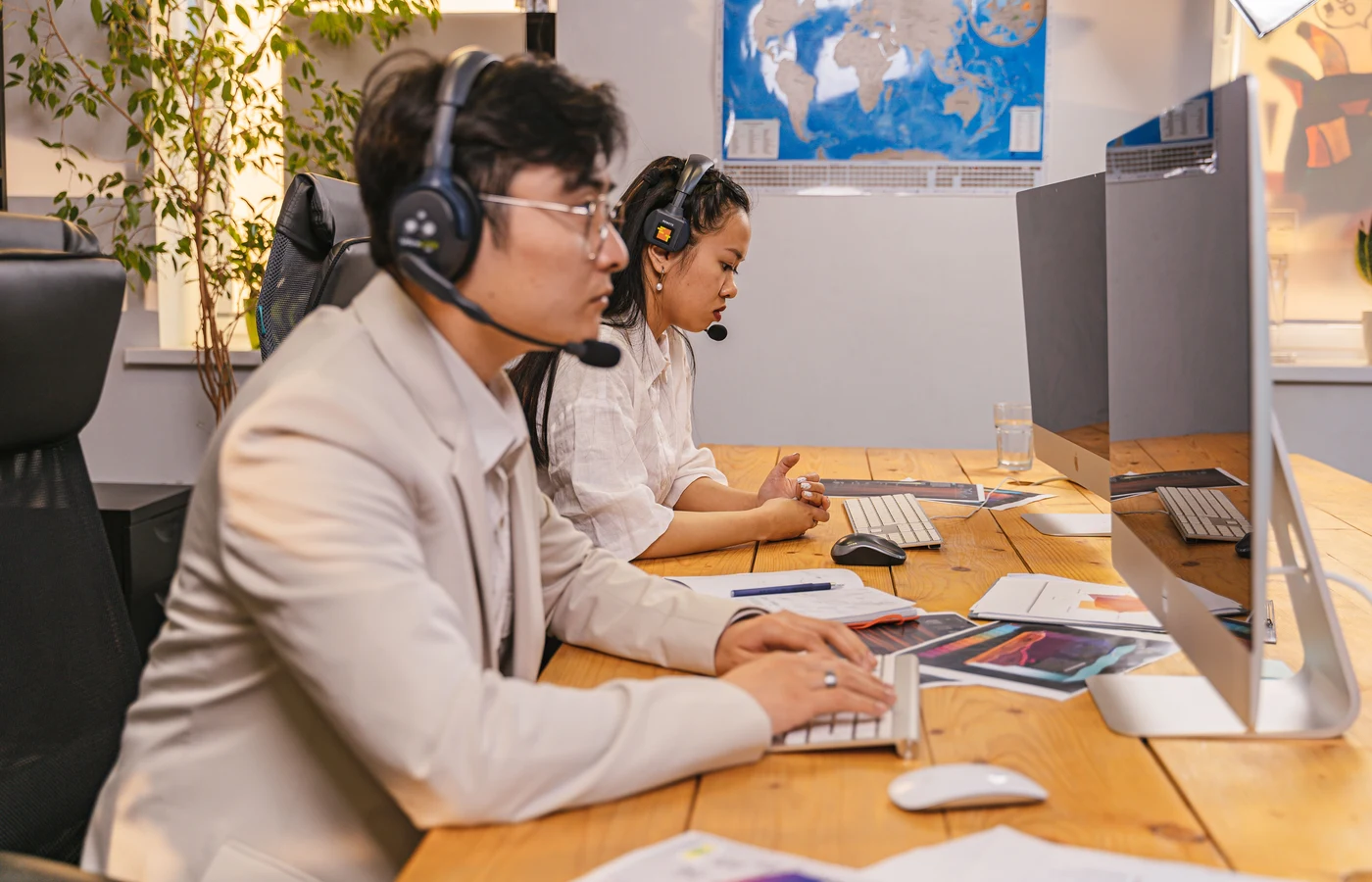 Professionnel appliquant une méthode numérique pendant sa journée de travail