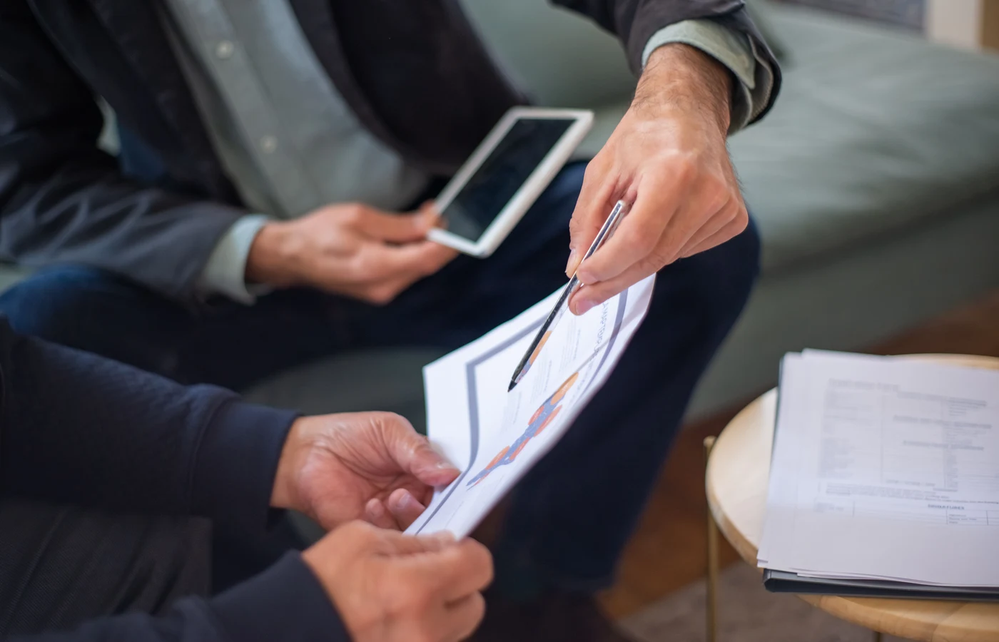 Deux collègues planifiant leurs prochaines actions avec des notes de travail