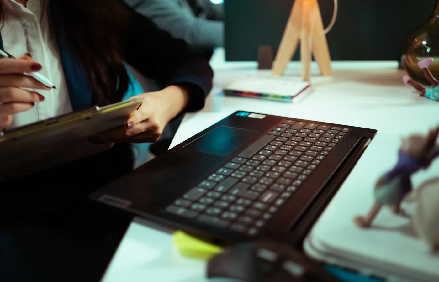 Professionnel appliquant une méthode numérique pendant sa journée de travail