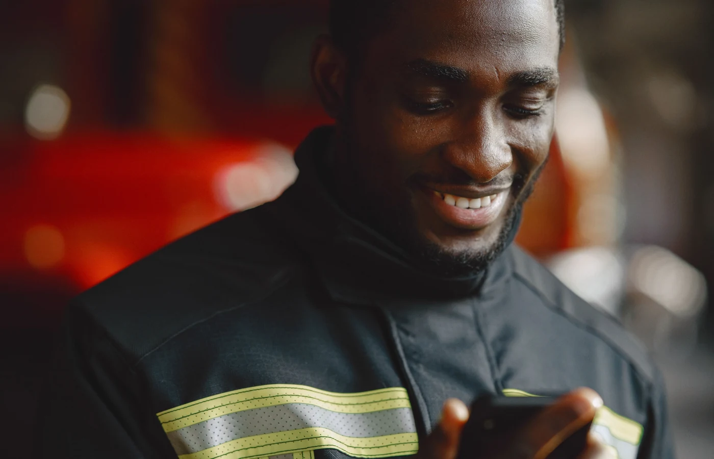 Professionnel autonome consultant son téléphone pendant une journée de travail