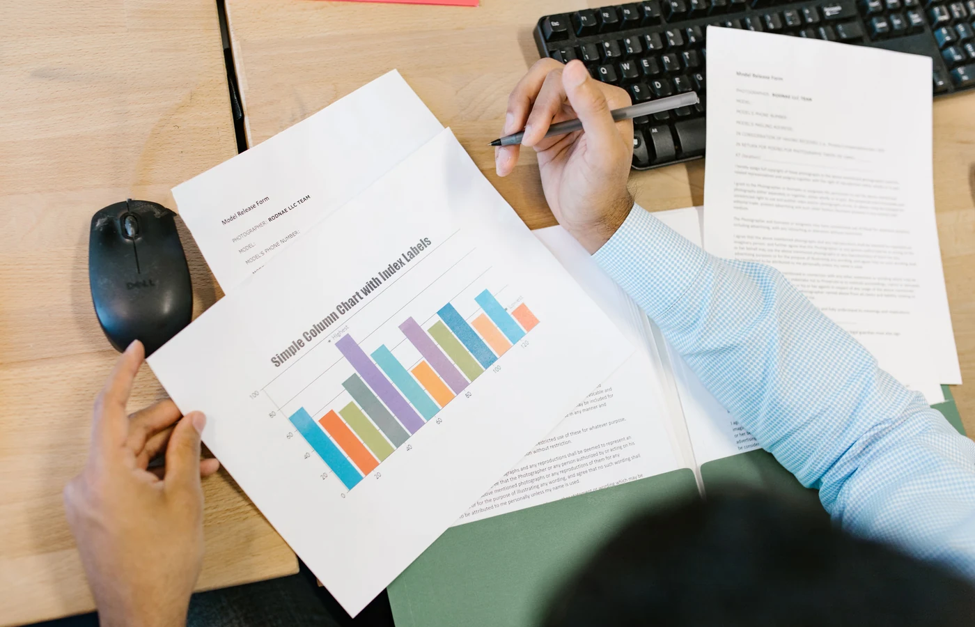 Propriétaire d'entreprise examinant les résultats de ses actions numériques