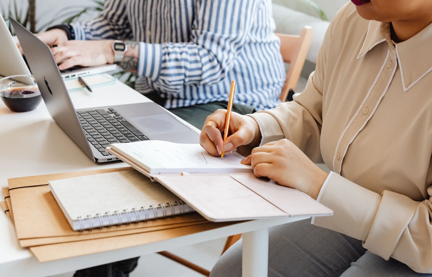 Professionnelle planifiant les prochaines actions de son entreprise dans un carnet