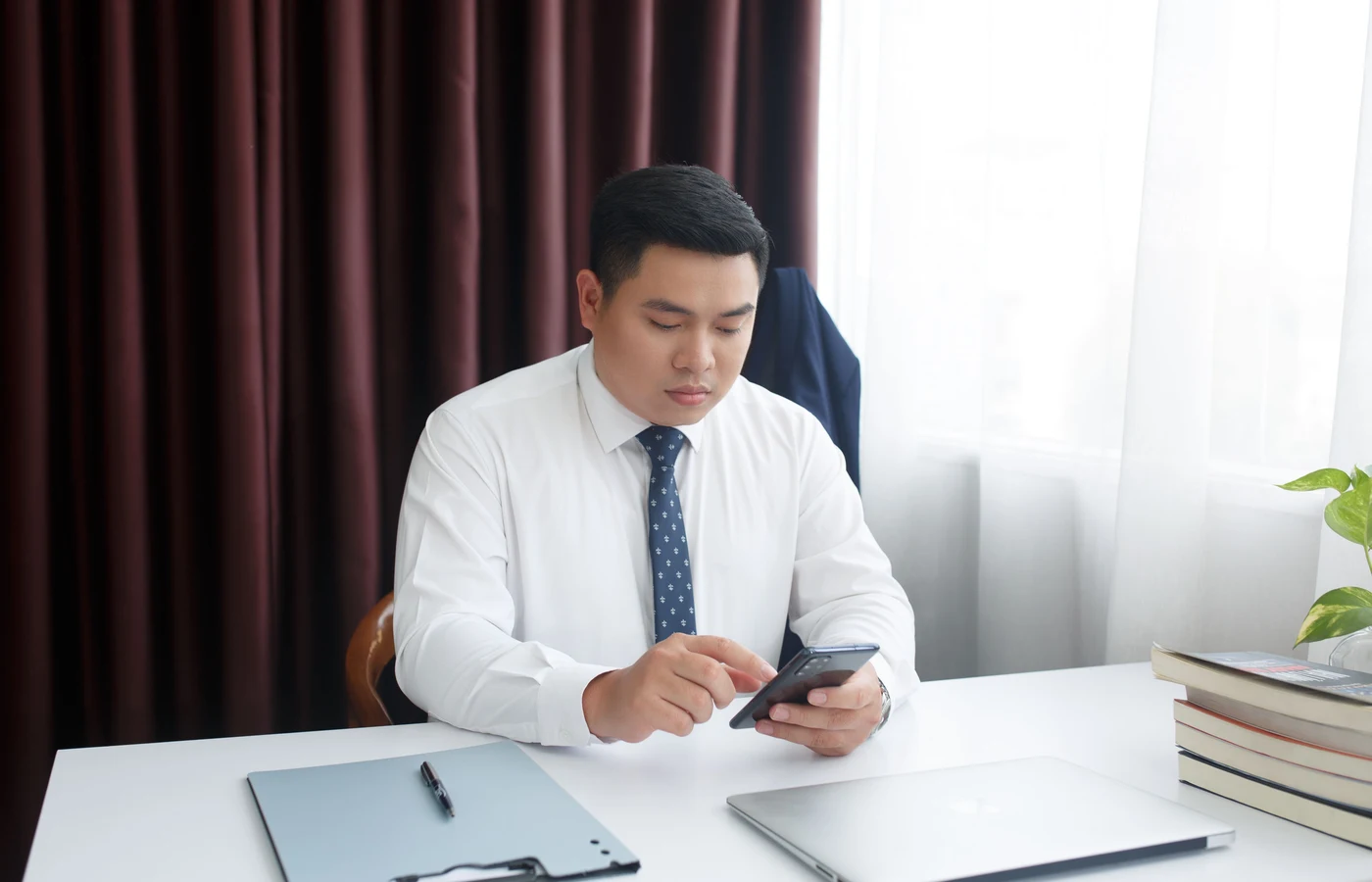 Professionnel appliquant une méthode numérique pendant sa journée de travail