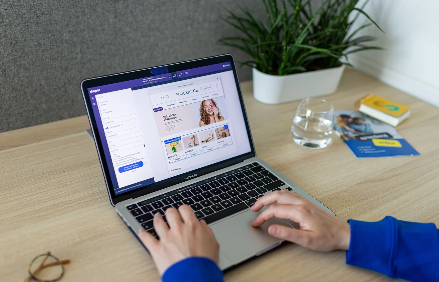 Professionnel appliquant une méthode numérique pendant sa journée de travail