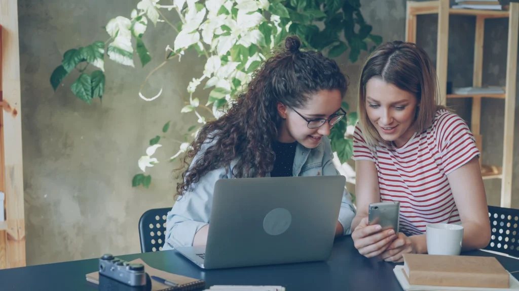 Professionnels d'une petite entreprise travaillant sur leur présence numérique