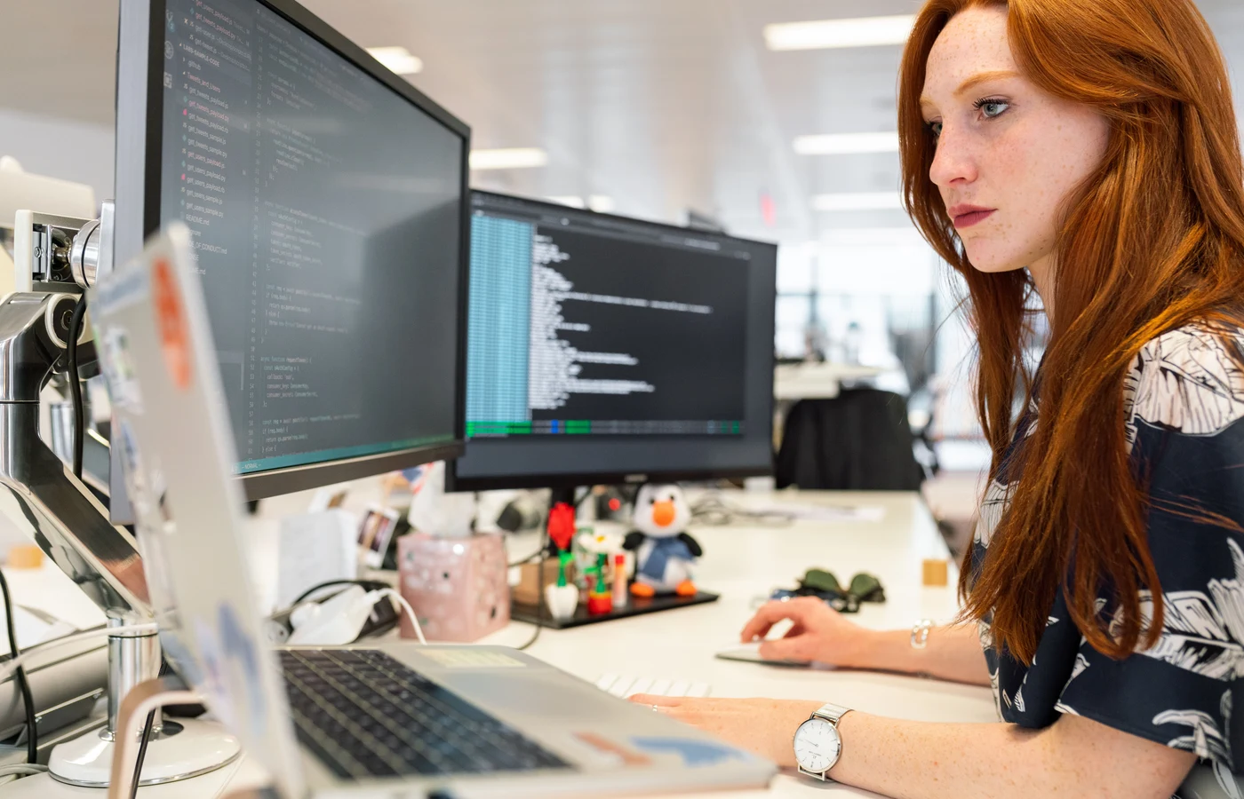 Professionnel appliquant une méthode numérique pendant sa journée de travail