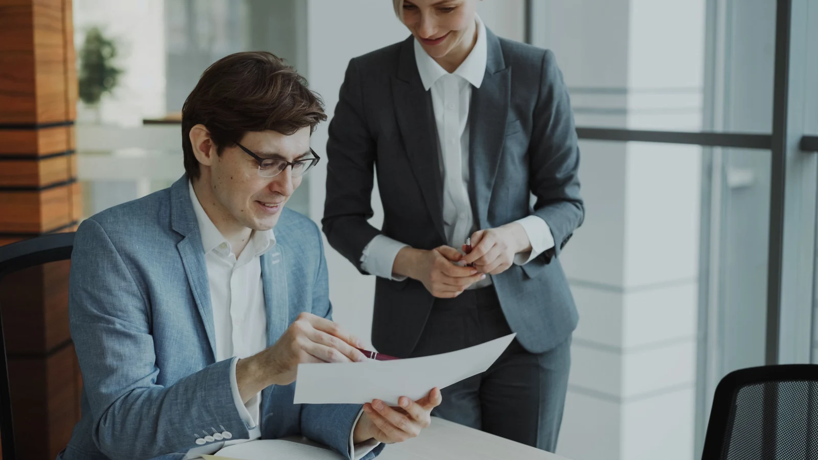 Professionnels d'une petite entreprise travaillant sur leur présence numérique