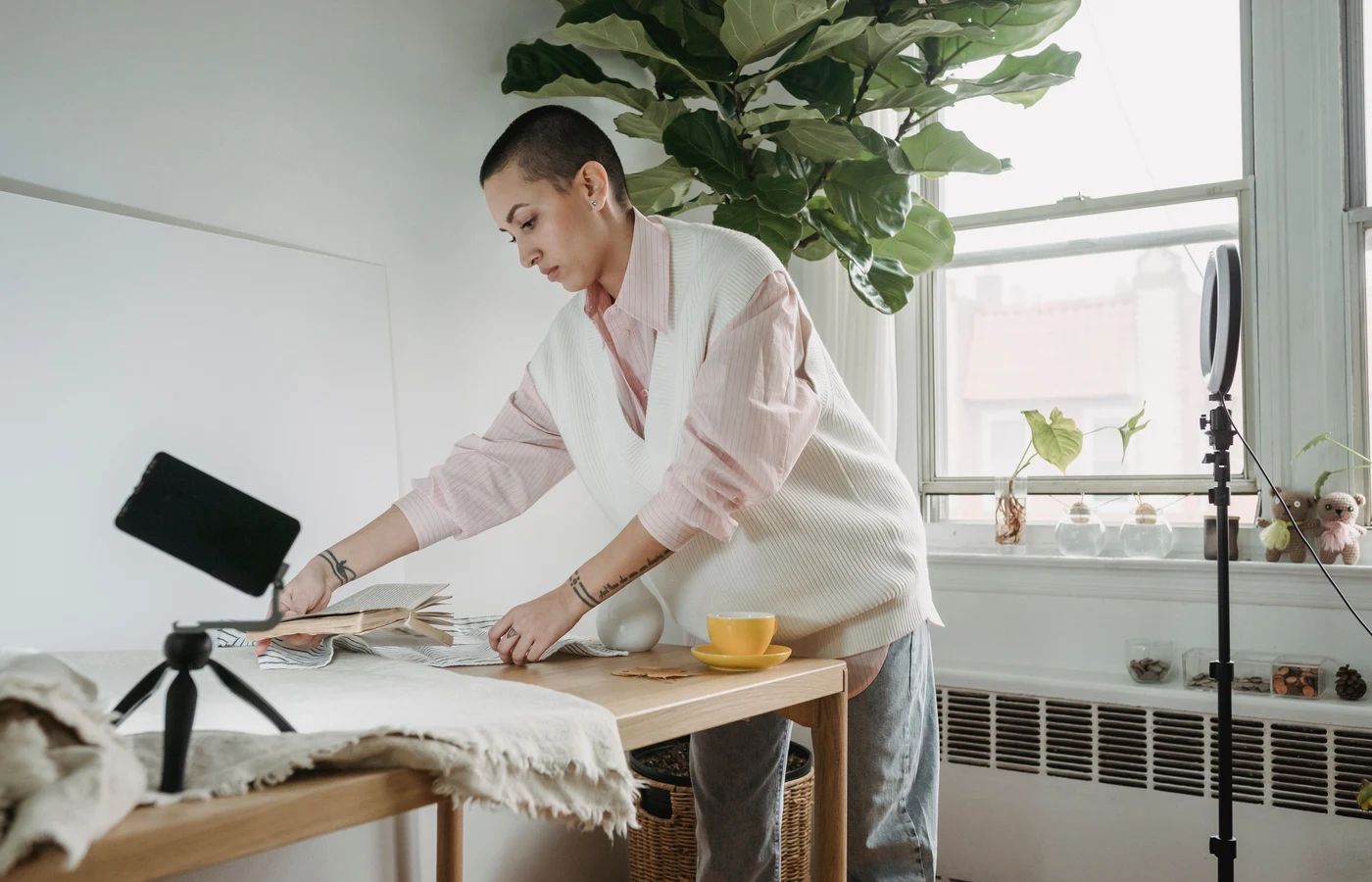 Professionnel appliquant une méthode numérique pendant sa journée de travail