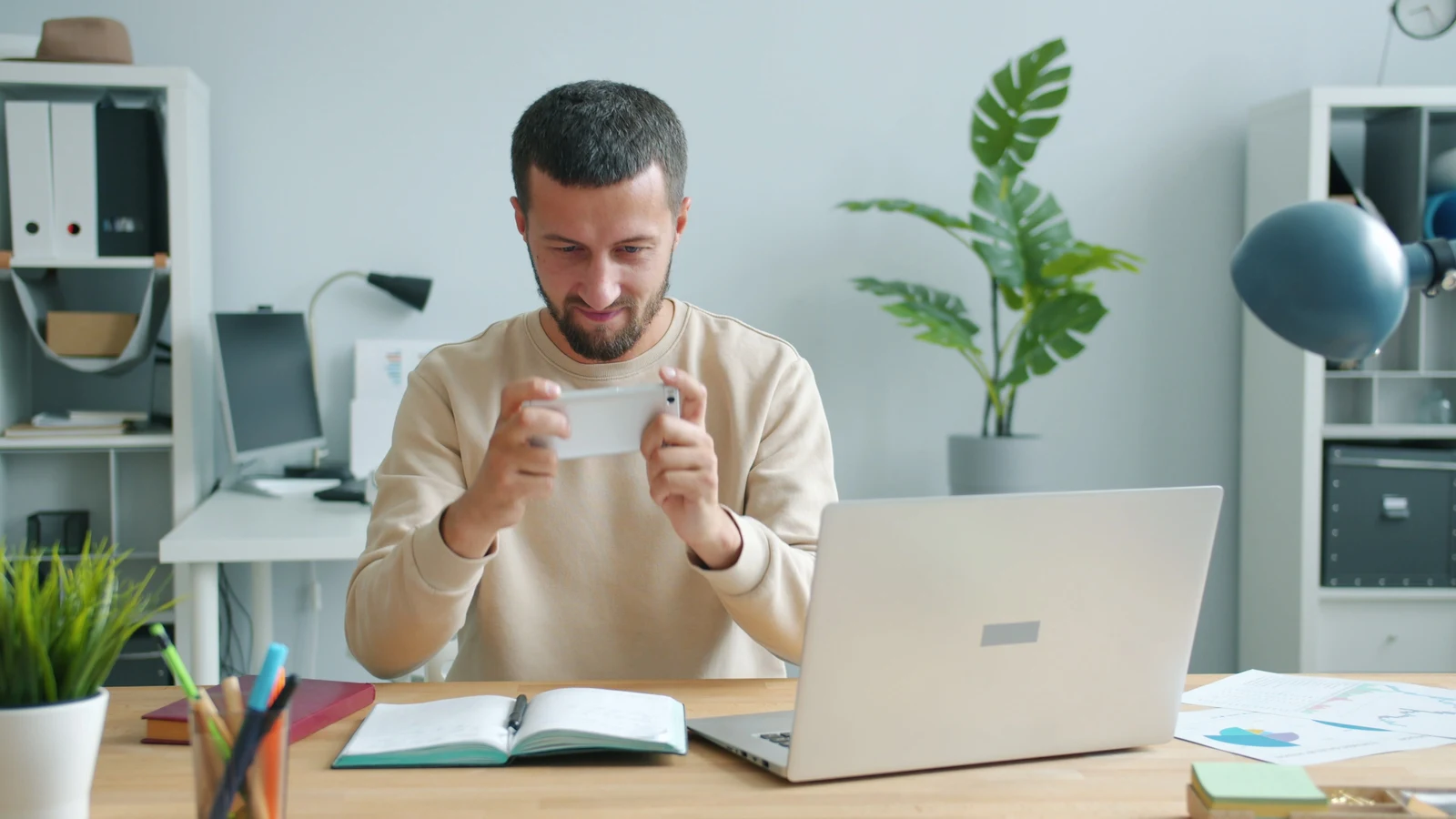 Professionnels d'une petite entreprise travaillant sur leur présence numérique