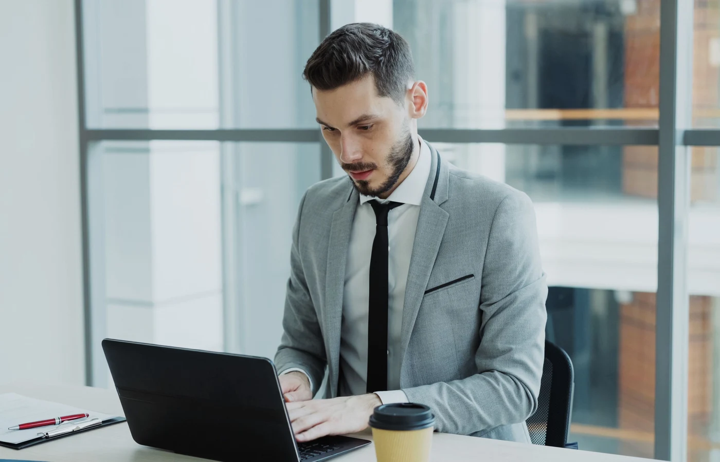 Professionnel appliquant une méthode numérique pendant sa journée de travail