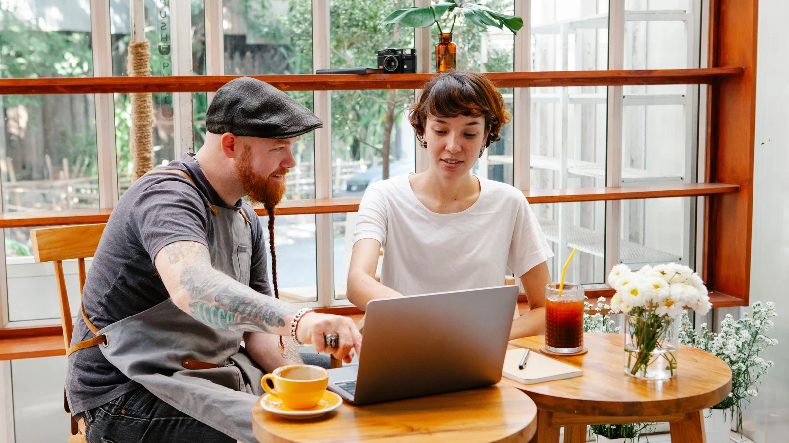 Professionnels d'une petite entreprise travaillant sur leur présence numérique