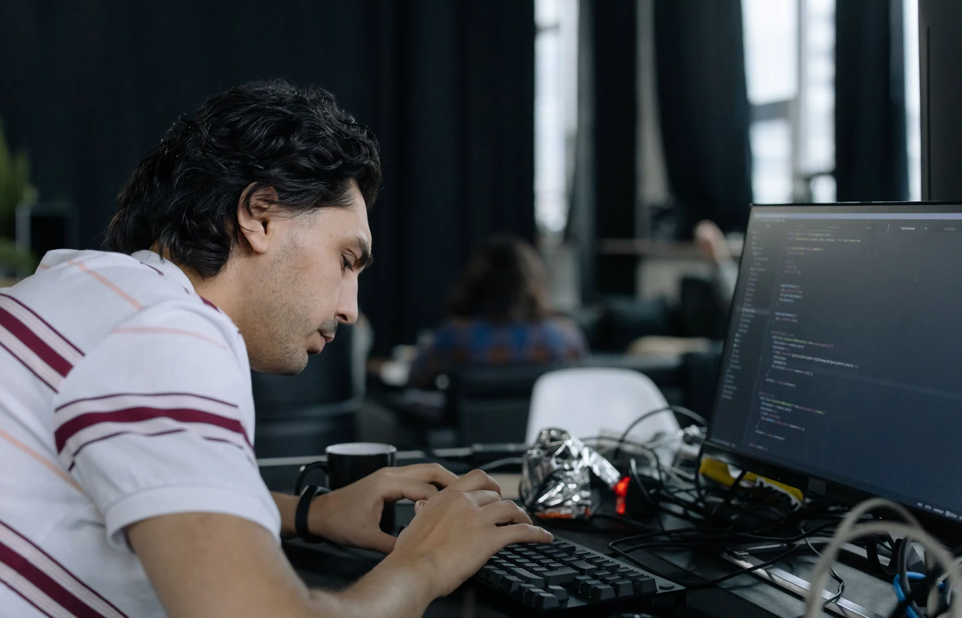 Professionnel appliquant une méthode numérique pendant sa journée de travail