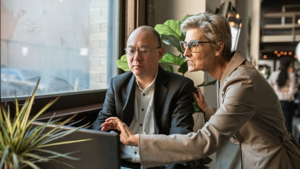 Professionnels d'une petite entreprise travaillant sur leur présence numérique