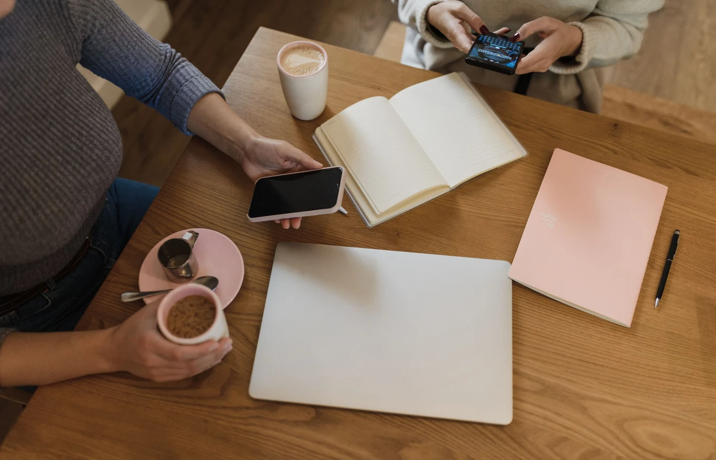 Deux collègues planifiant leurs prochaines actions avec des notes de travail