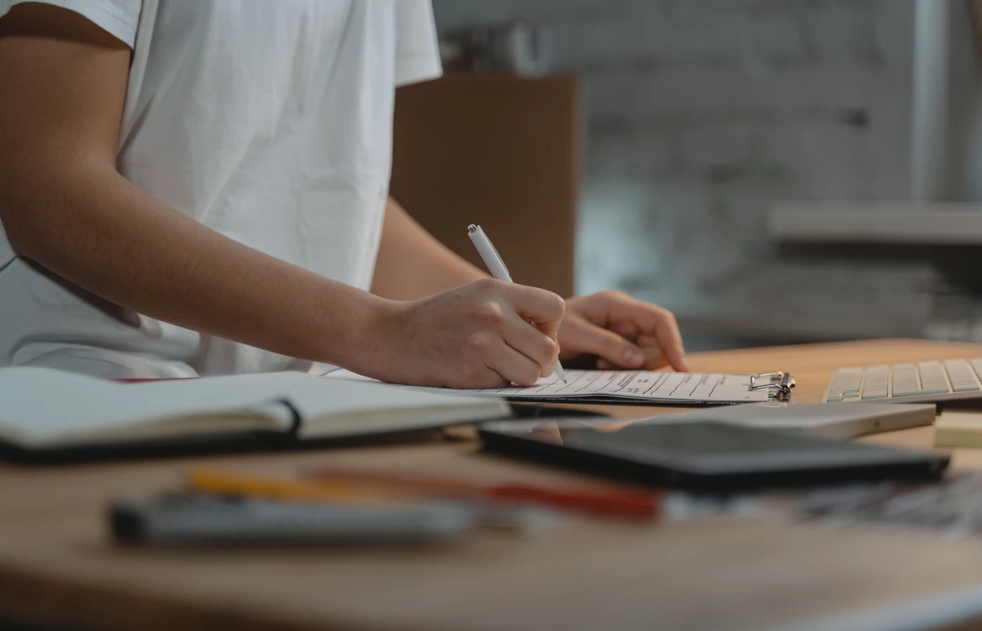 Professionnel appliquant une méthode numérique pendant sa journée de travail