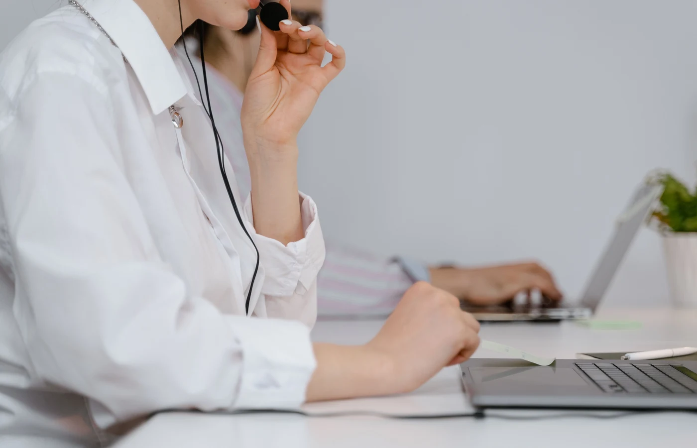Professionnel appliquant une méthode numérique pendant sa journée de travail