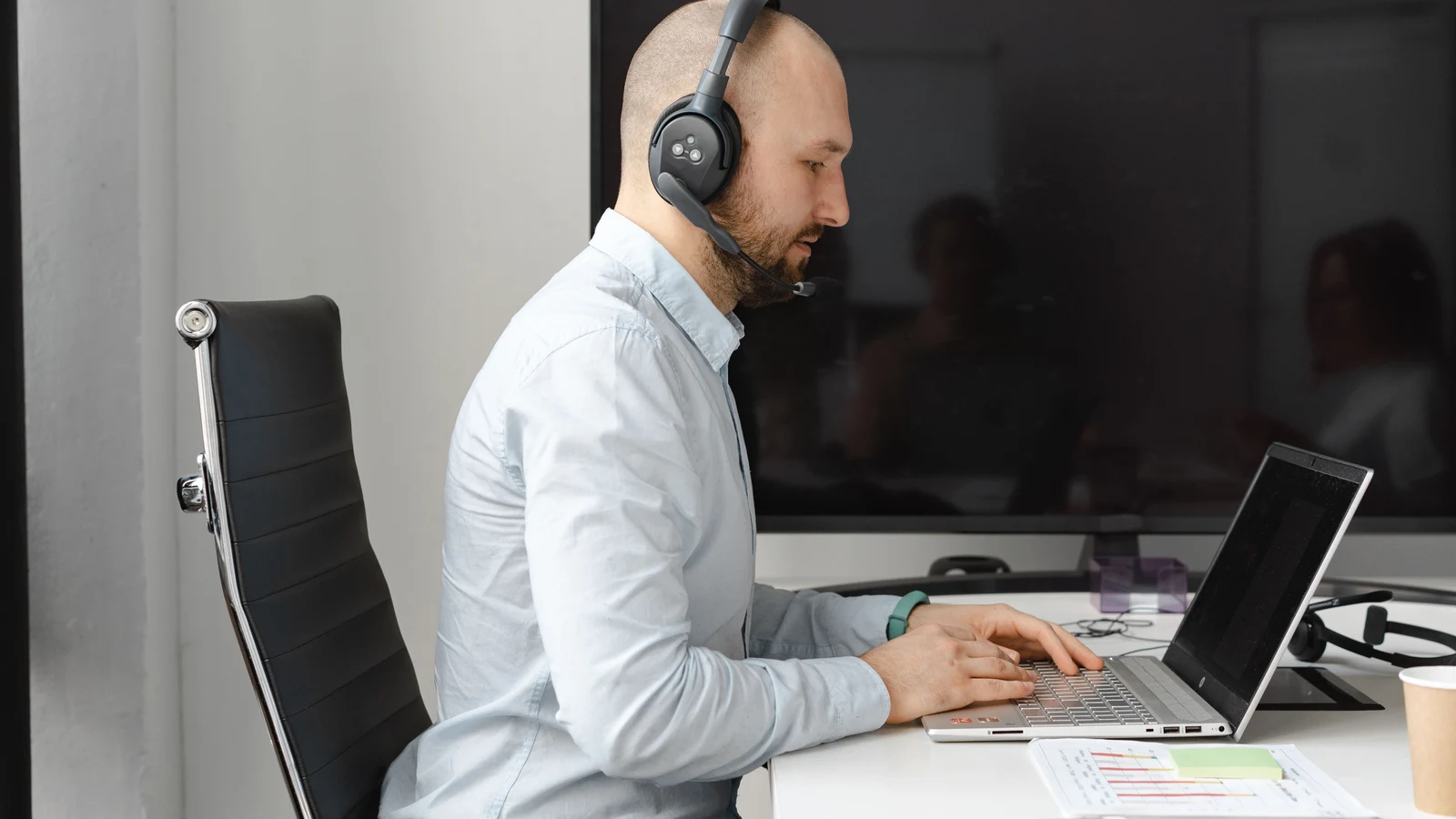 Professionnels d'une petite entreprise travaillant sur leur présence numérique