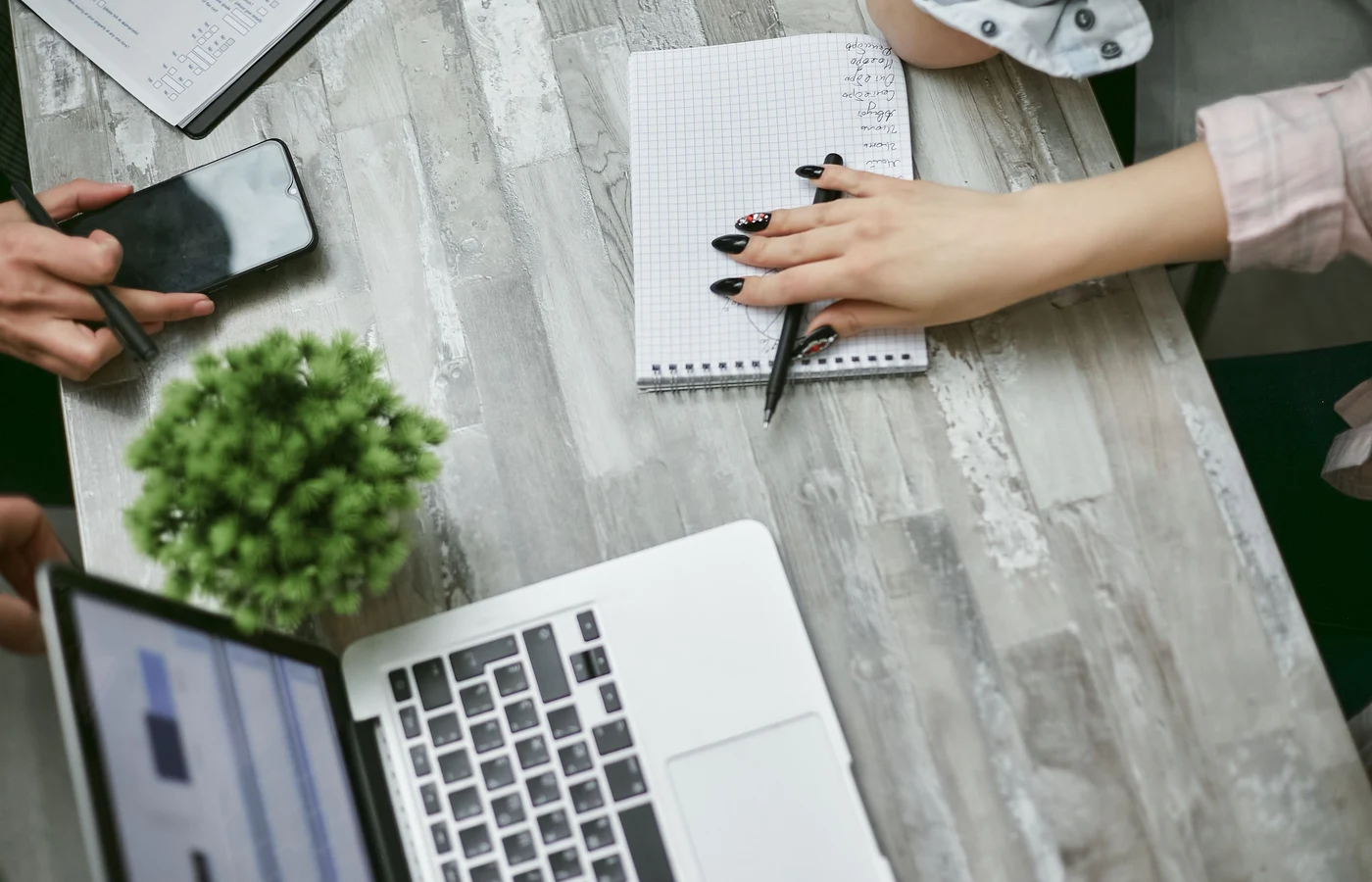 Deux collègues planifiant leurs prochaines actions avec des notes de travail