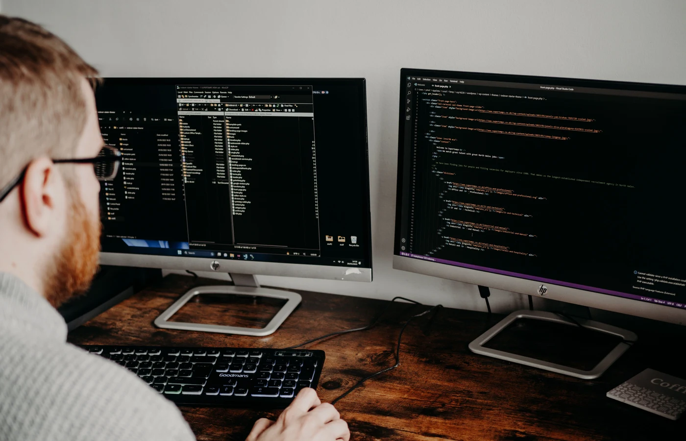 Professionnel appliquant une méthode numérique pendant sa journée de travail