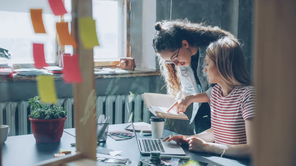 Professionnels d'une petite entreprise travaillant sur leur présence numérique