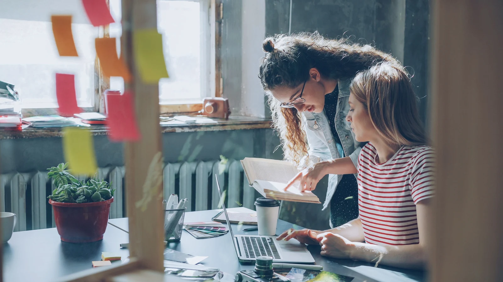 Professionnels d'une petite entreprise travaillant sur leur présence numérique