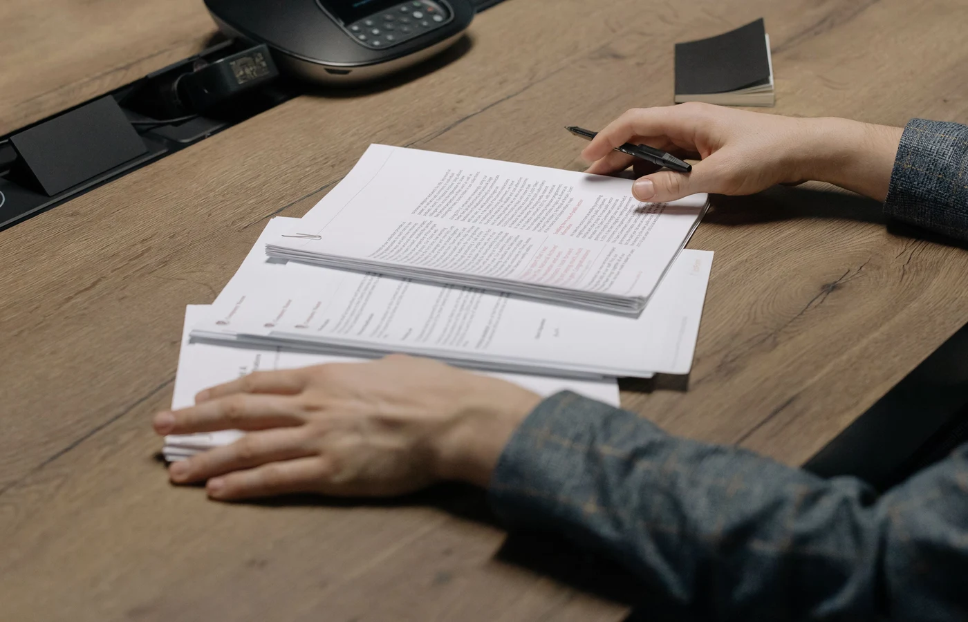 Professionnel appliquant une méthode numérique pendant sa journée de travail