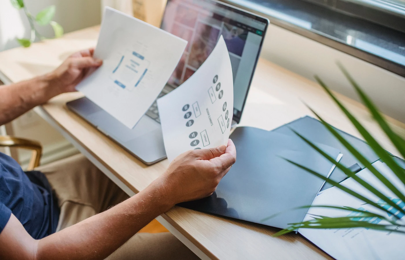 Professionnel appliquant une méthode numérique pendant sa journée de travail