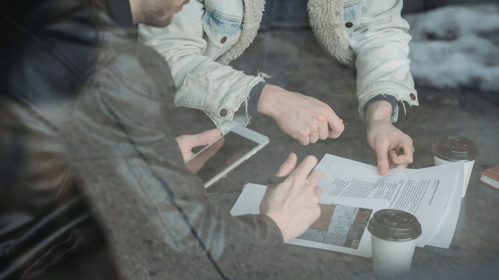 Professionnels d'une petite entreprise travaillant sur leur présence numérique