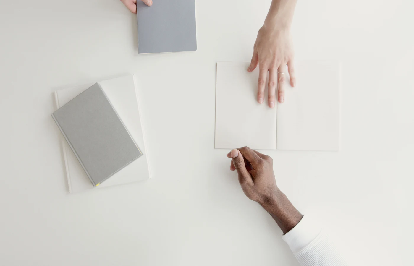 Deux collègues planifiant leurs prochaines actions avec des notes de travail