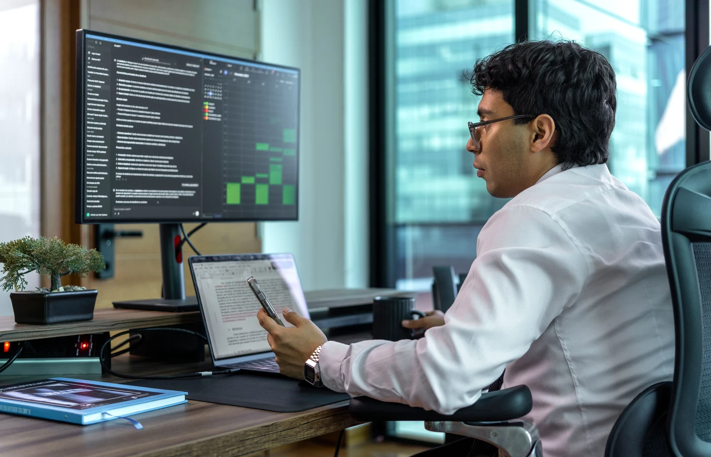 Professionnel appliquant une méthode numérique pendant sa journée de travail