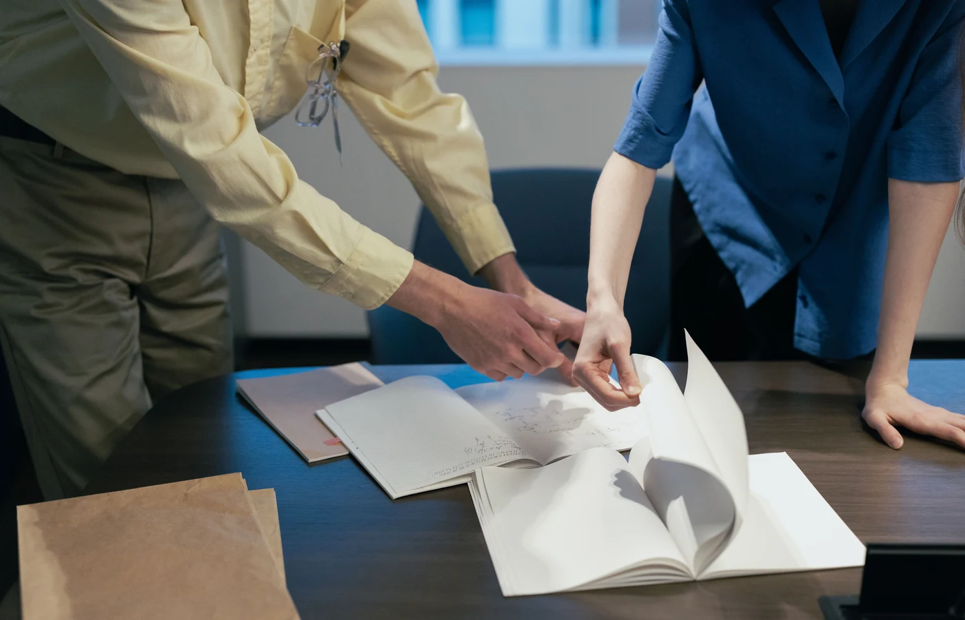 Deux collègues planifiant leurs prochaines actions avec des notes de travail