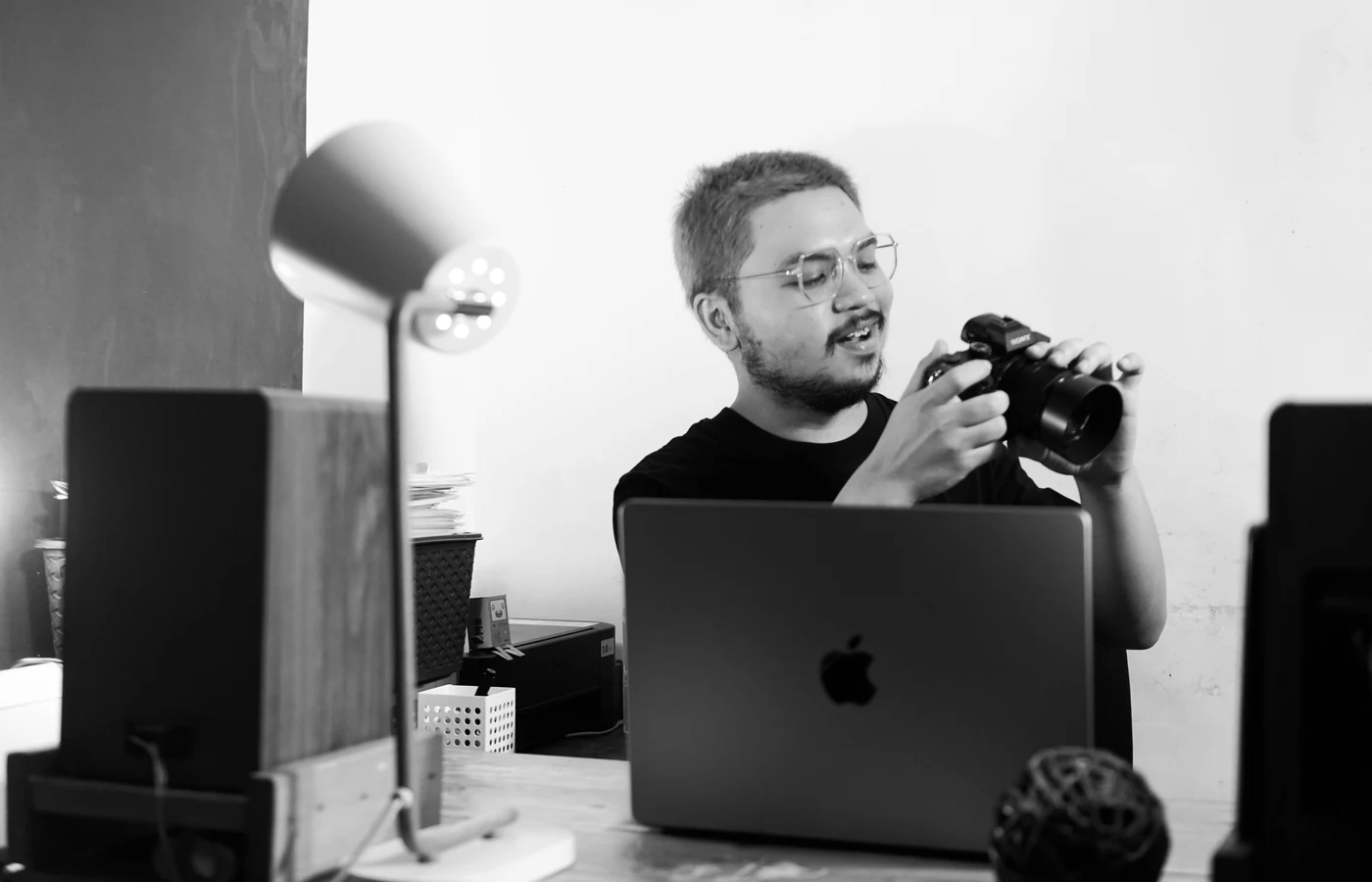 Professionnel appliquant une méthode numérique pendant sa journée de travail