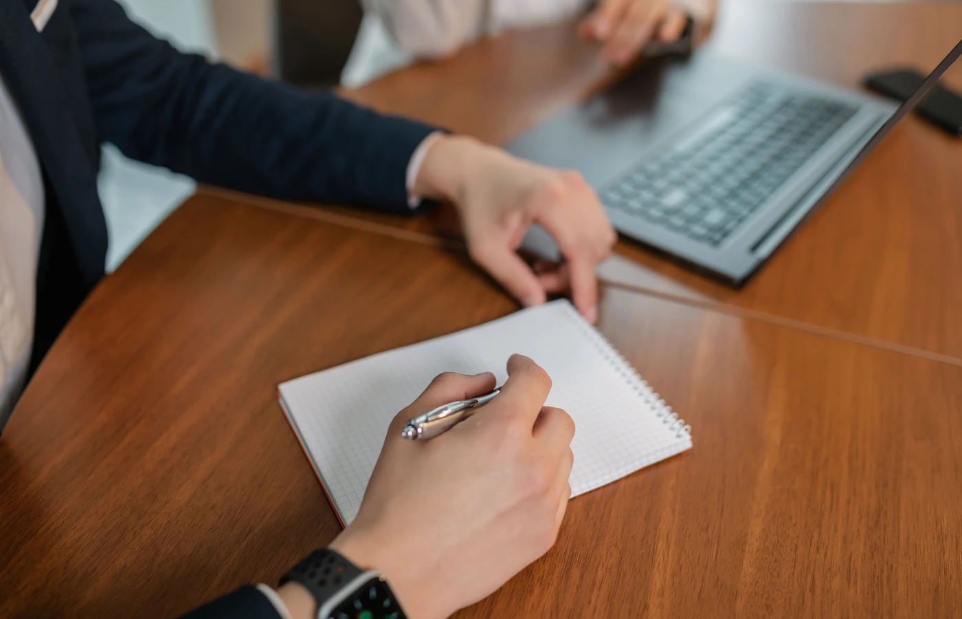Deux collègues planifiant leurs prochaines actions avec des notes de travail