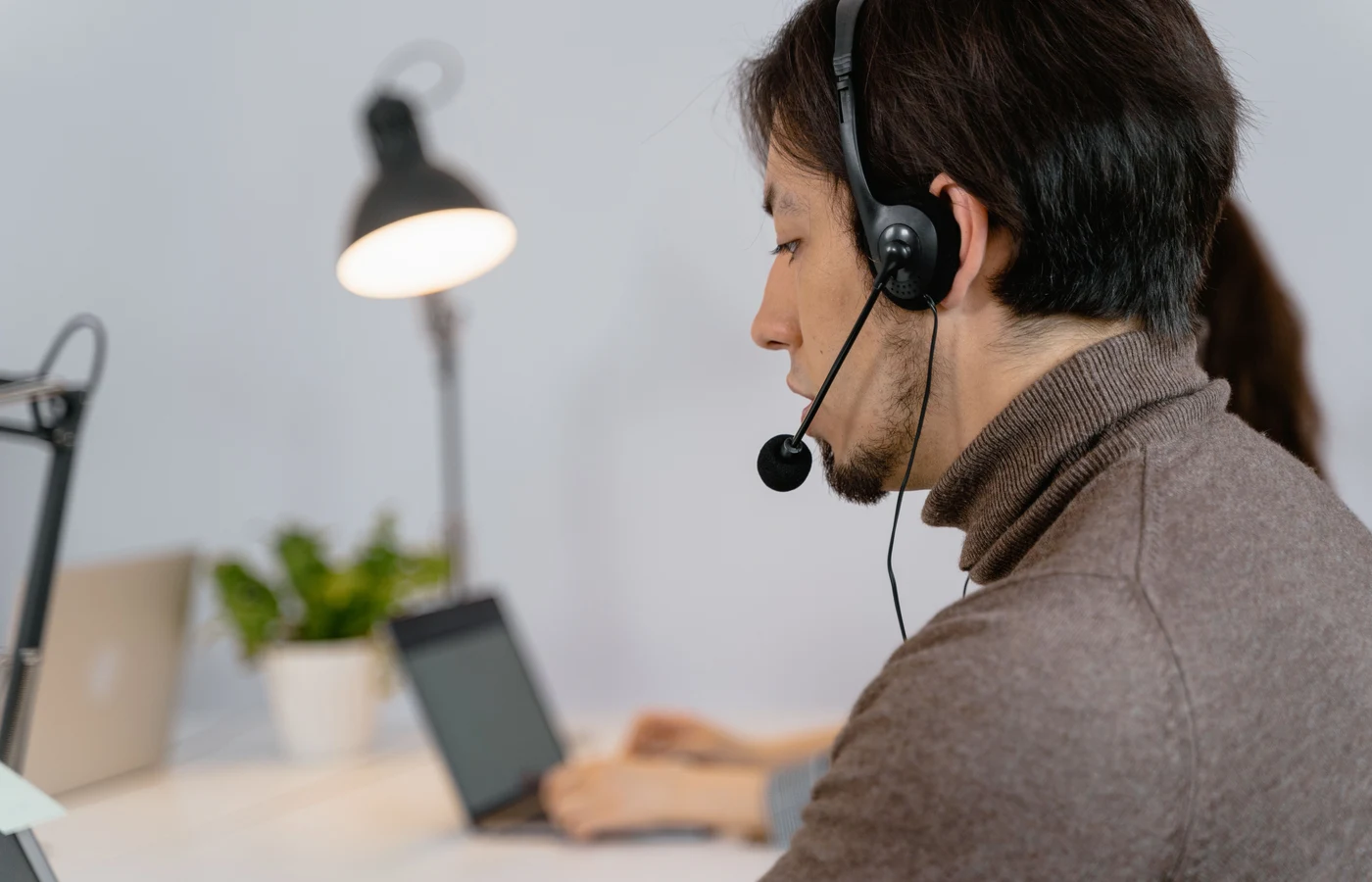 Professionnel appliquant une méthode numérique pendant sa journée de travail