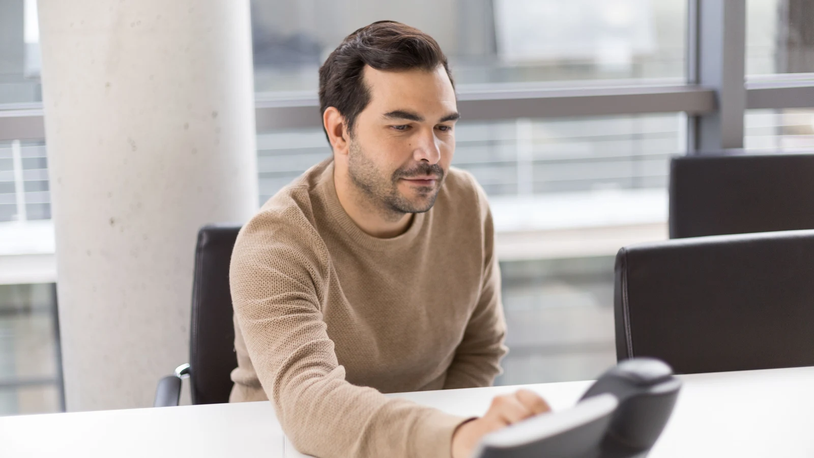 Professionnels d'une petite entreprise travaillant sur leur présence numérique