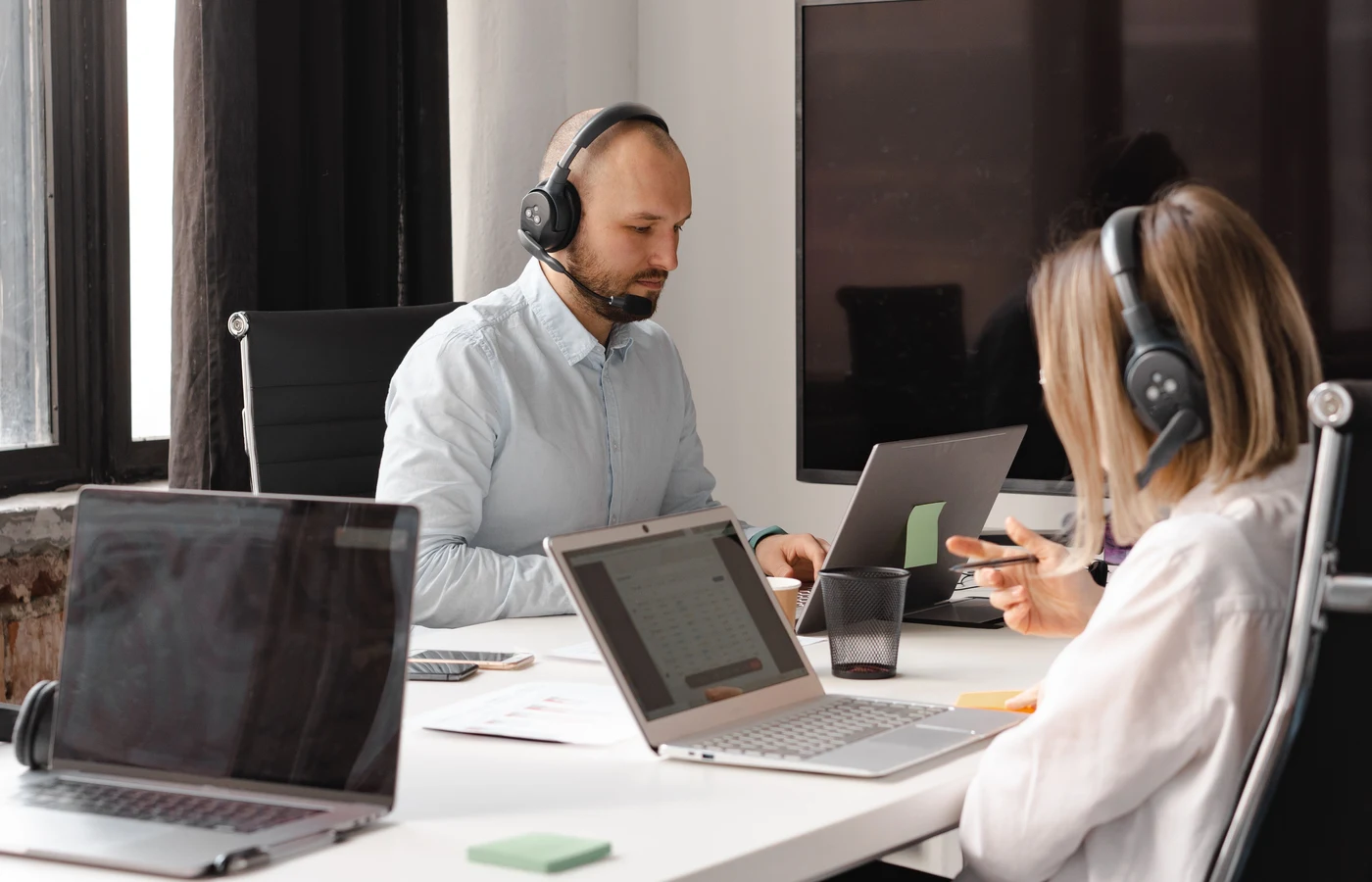 Professionnel appliquant une méthode numérique pendant sa journée de travail