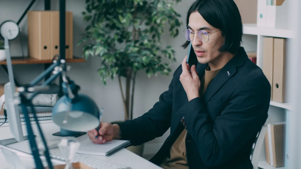 Professionnels d'une petite entreprise travaillant sur leur présence numérique