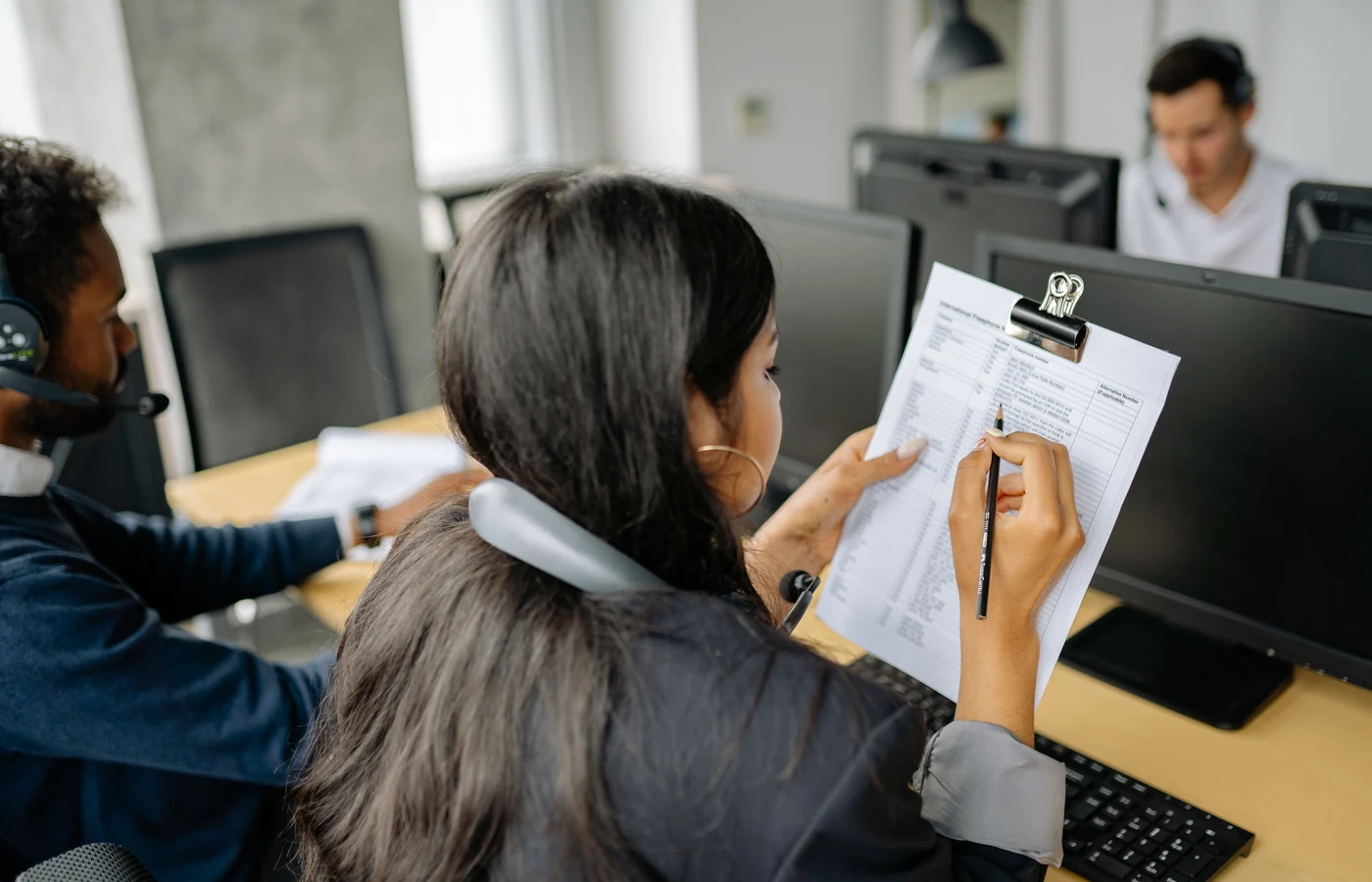 Petite équipe examinant les résultats et les prochaines actions à réaliser