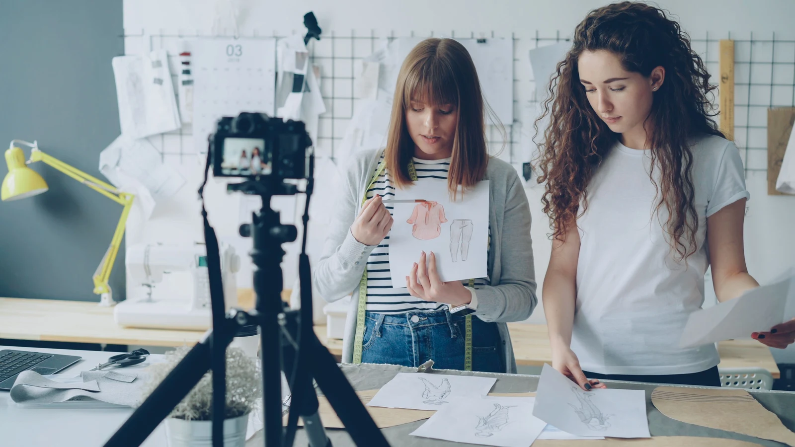 Professionnels d'une petite entreprise travaillant sur leur présence numérique