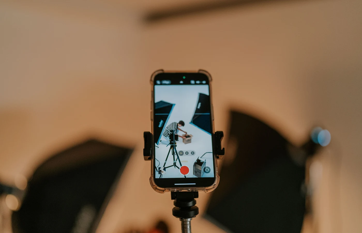 Professionnel appliquant une méthode numérique pendant sa journée de travail