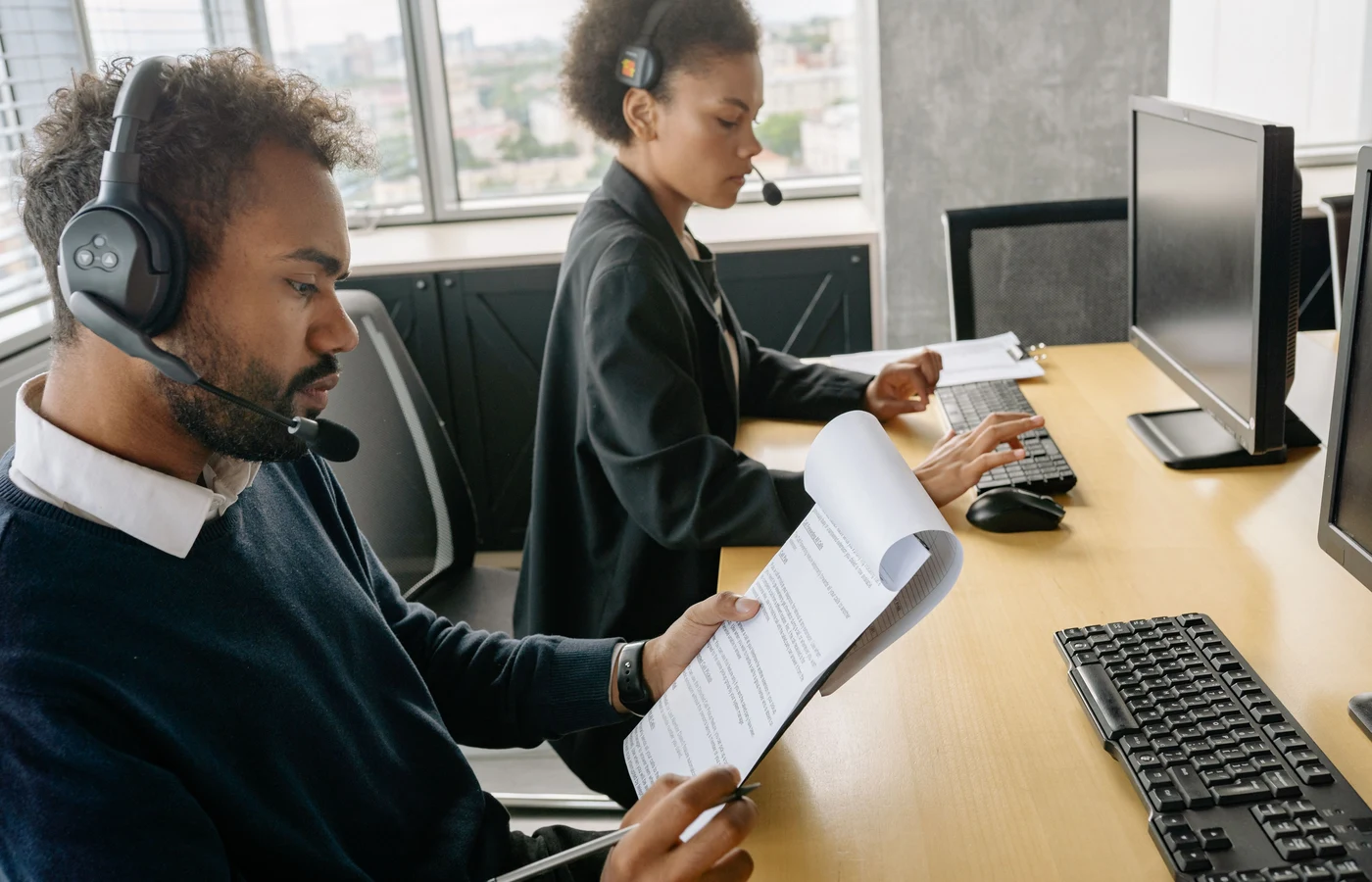 Professionnel appliquant une méthode numérique pendant sa journée de travail