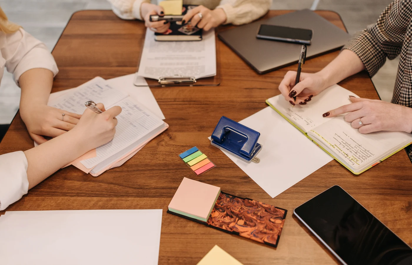 Deux collègues planifiant leurs prochaines actions avec des notes de travail